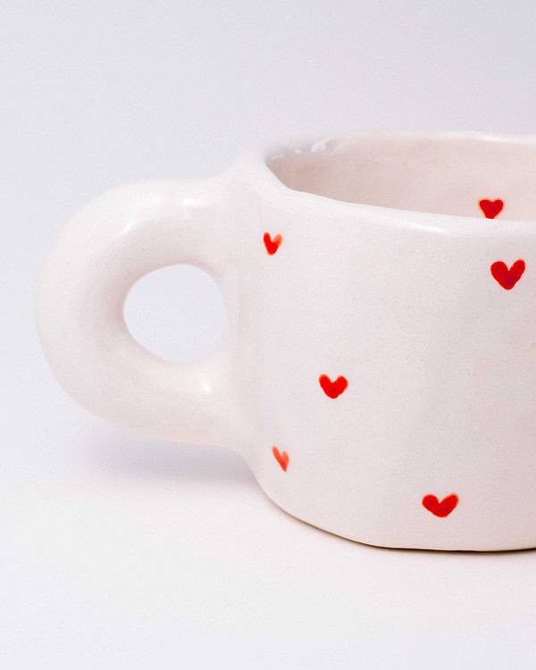 Rankų darbo keramikinis puodelis - širdelės.