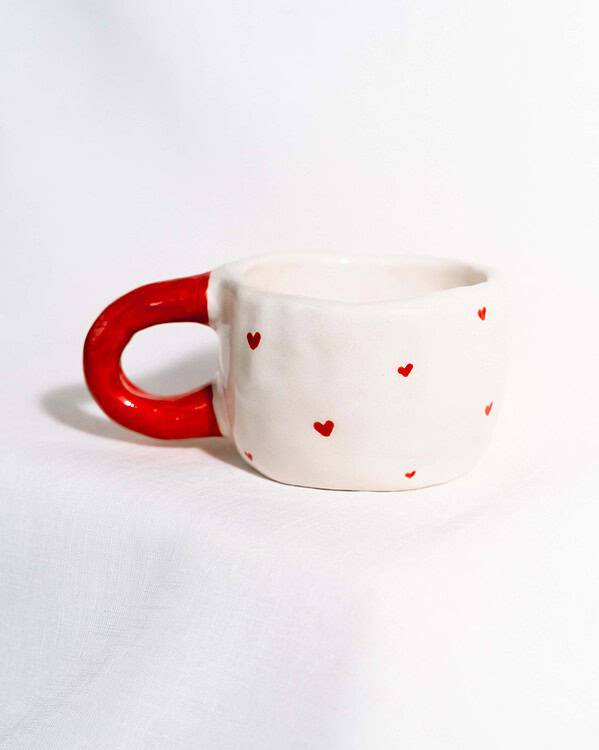 Rankų darbo keramikinis puodelis - širdelės su raudona rankena